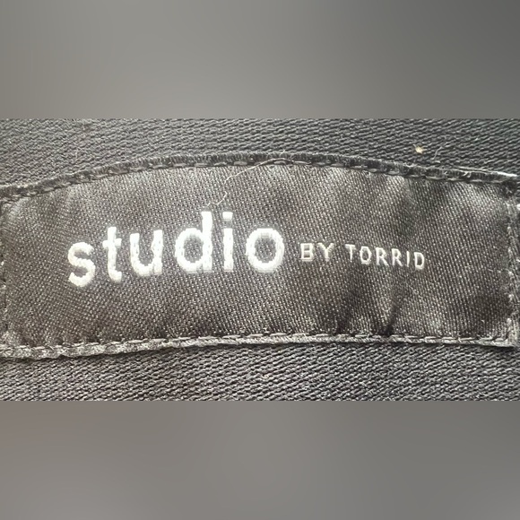 TORRID | ladies bombshell skinny cropped pants. Size: 24R - Picture 6 of 12